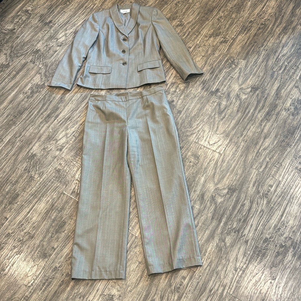 Le Suit Women's Two-Piece Gray Pinstripe Pantsuit